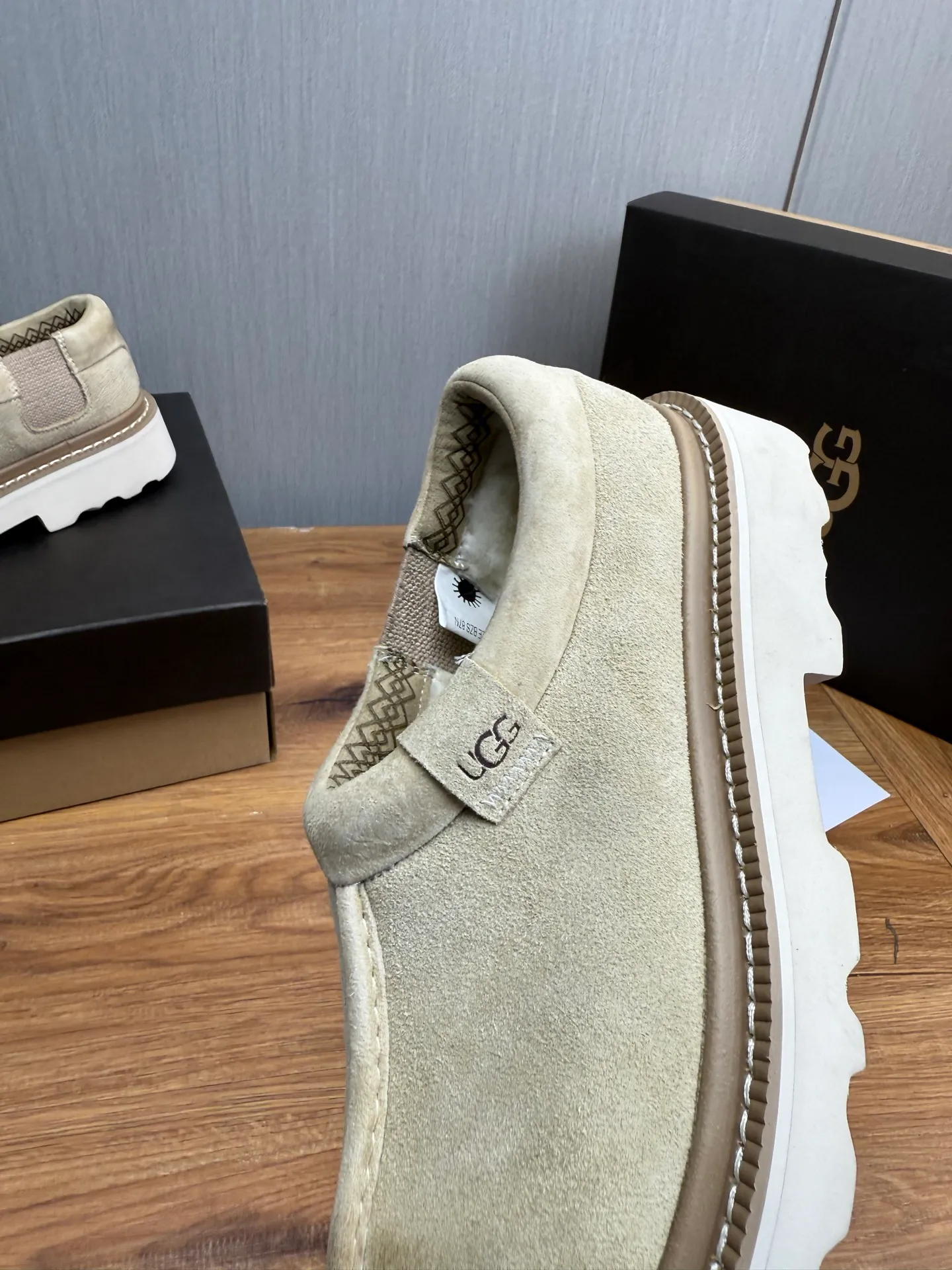 Men's shoes 💰560💰 New UGG fur integrated men's simple and fashionable snow boots. The most worth buying at the end of this year are warm casual shoes. Whether you are out and about at home, their comfortable and warm performance will be your most suitable fashion companion! The material is cowhide upper and imported wool is used inside. Warm and comfortable! The eva+ rubber patch outsole is cushioned, non-slip and wear-resistant, and has good elasticity. It is light and wear-resistant, comfortable and soft, and the new simple cut is more fashionable. It has both practicality and fashion sense, so you no longer have to worry about how to match it in winter, while still maintaining your fashionable taste. High-quality genuine wool. Look at the details for the material! Size: 39-40-41-42-43-44-44 sneaker size